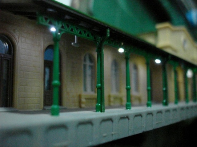 40.- Iluminando 4 de los 8 puntos de luz en el andén de la Estación.JPG